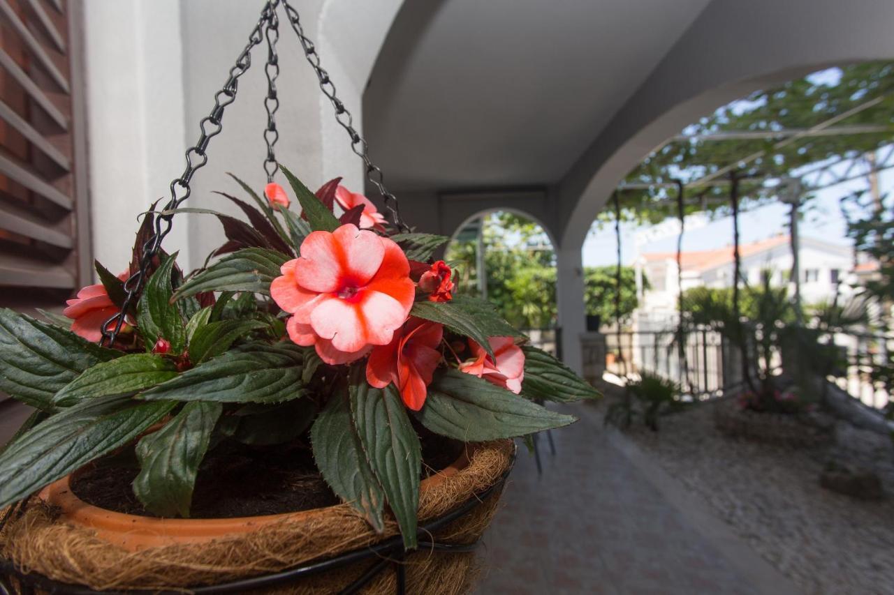 Apartmani Stanic Seget Vranjica Bagian luar foto